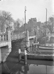126772 Gezicht op een gedeelte van de Willemsbrug over de Stadsbuitengracht te Utrecht; op de achtergrond de Mariaplaats.